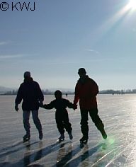 Winter: Schlittschuhlaufen auf dem See im Fnfseenland